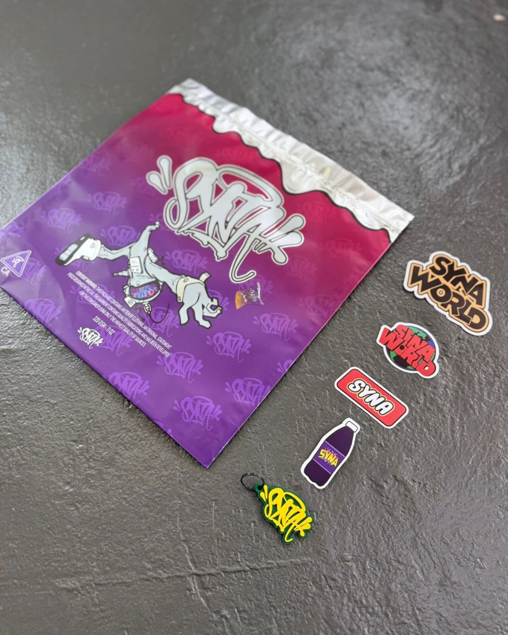 CONJUNTO SYNA WORLD LOGO