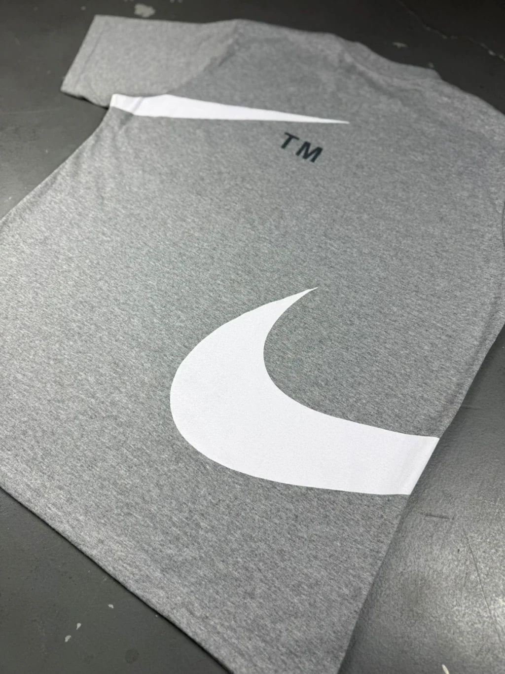 CAMISETA NK BIG SWOOSHᵀᴹ