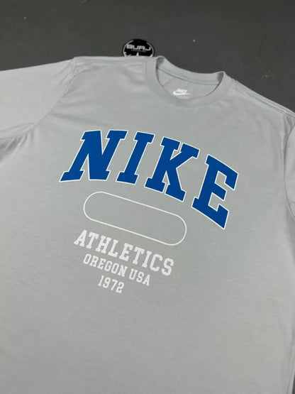 CAMISETA NK ATHLETICS LETTER