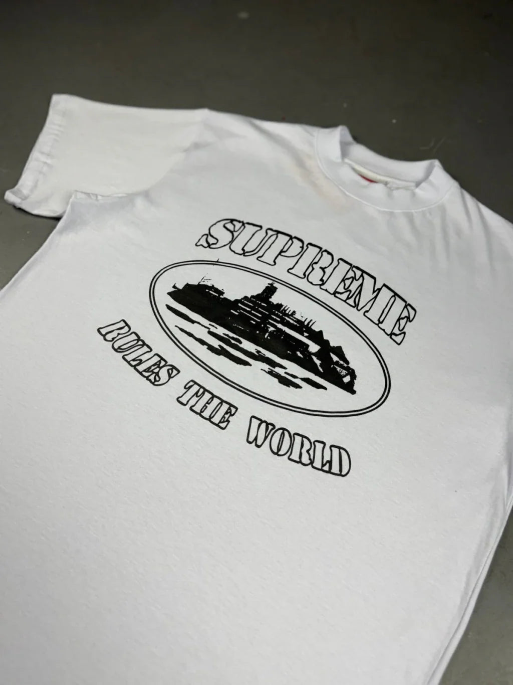 CAMISETA SUPREME RULES THE WORLD